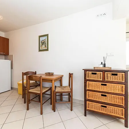 1 Bedroom Awesome In Apartment *
